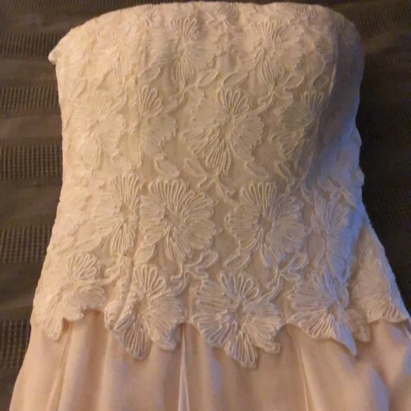 Bergdorf Goodman Carmen Marc Valvo white and cream dress with custom made shawl. - Picture 2 of 5